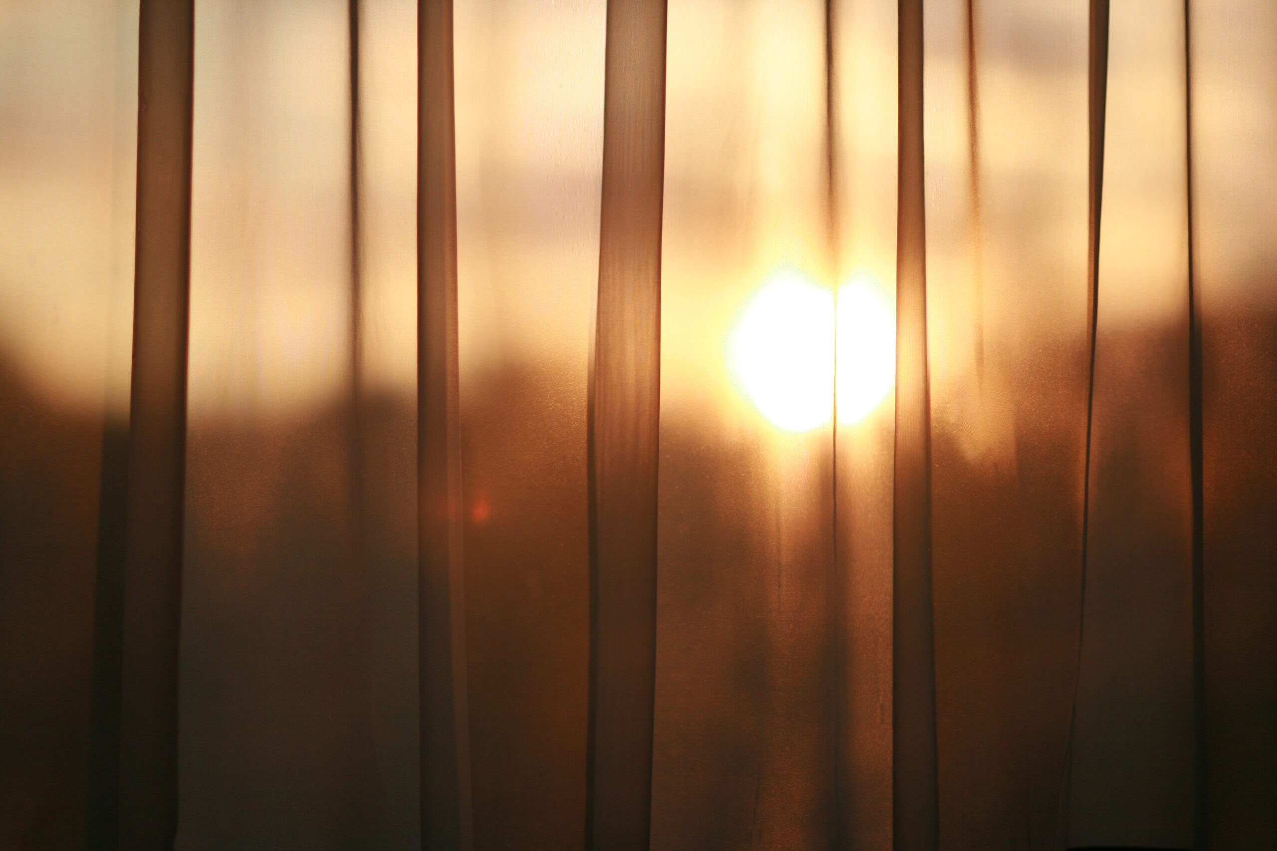 Почему солнечный свет прошедший сквозь оконное стекло